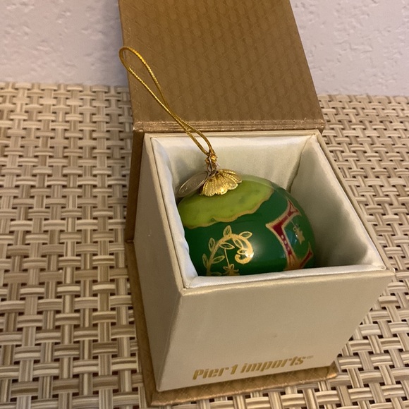 PIER 1 IMPORTS LI BIEN PEACE DOVE ROUND GLASS CHRISTMAS ORNAMENT ORIGINAL BOX - Picture 2 of 3
